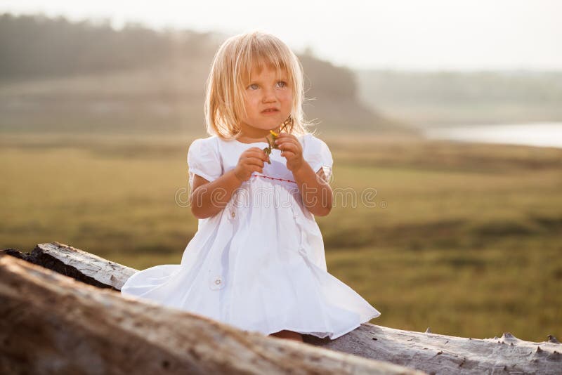 Ragazza graziosa in vestito bianco accanto allo stagno fotografie stock Ragazza graziosa in vestito bianco accanto allo stagno fotografie stock