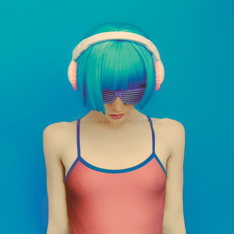 Ragazza irreale del DJ in cuffie alla moda che ascolta la musica fotografia stock libera da diritti Ragazza irreale del DJ in cuffie alla moda che ascolta la musica fotografia stock libera da diritti