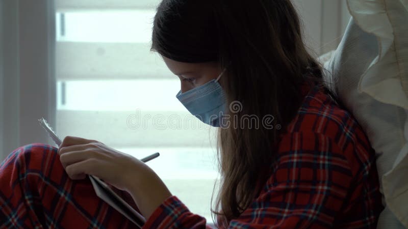 Ragazza in maschera disegnata per finestra