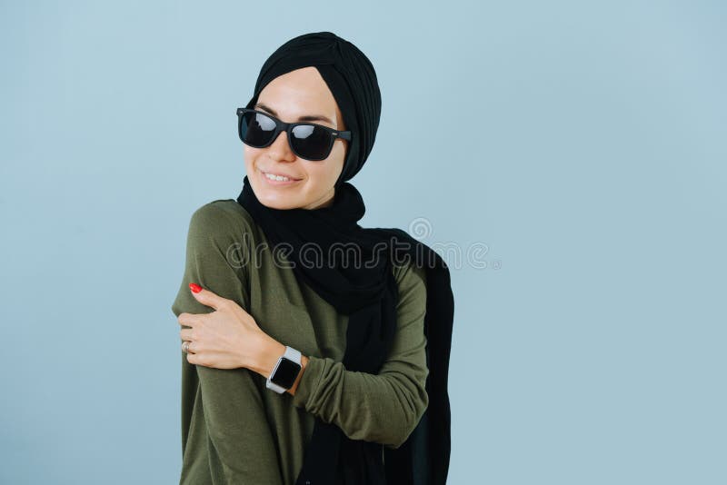 Ragazza musulmana moderna sorridente in occhiali da sole fotografia stock libera da diritti Ragazza musulmana moderna sorridente in occhiali da sole fotografia stock libera da diritti