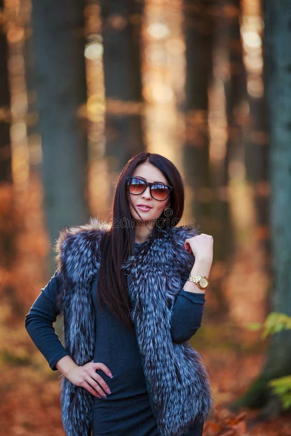 Ragazza nella foresta di autunno fotografia stock libera da diritti Ragazza nella foresta di autunno fotografia stock libera da diritti