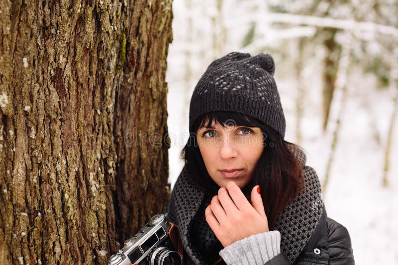 Ragazza nella foresta di inverno immagini stock libere da diritti Ragazza nella foresta di inverno immagini stock libere da diritti