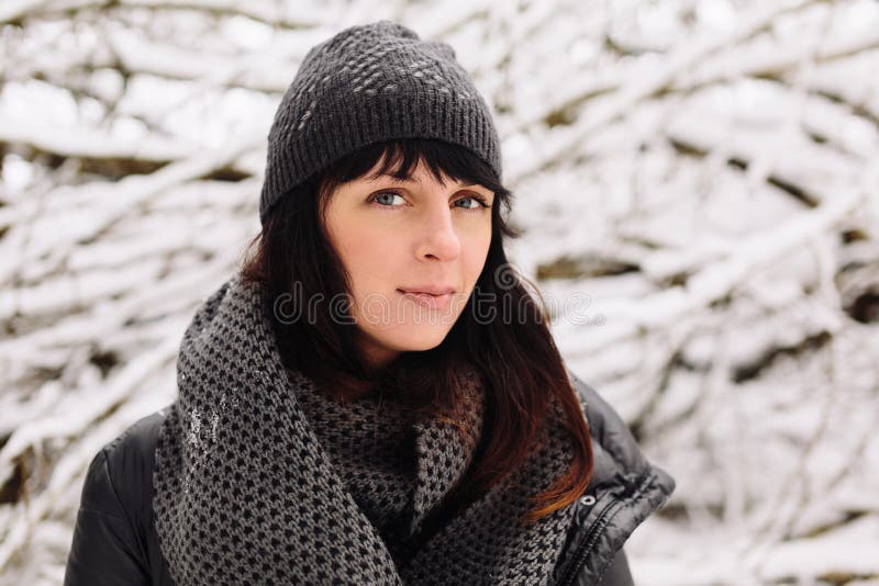Ragazza nella foresta di inverno immagini stock Ragazza nella foresta di inverno immagini stock