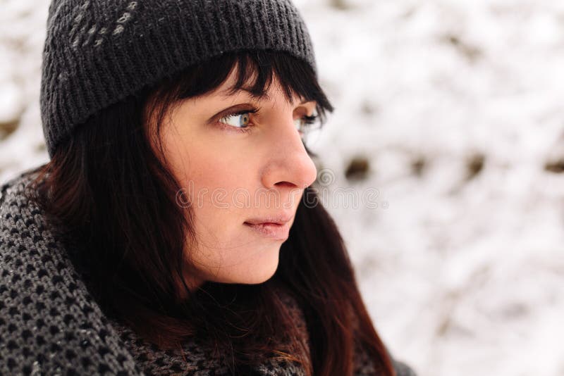 Ragazza nella foresta di inverno fotografia stock libera da diritti Ragazza nella foresta di inverno fotografia stock libera da diritti