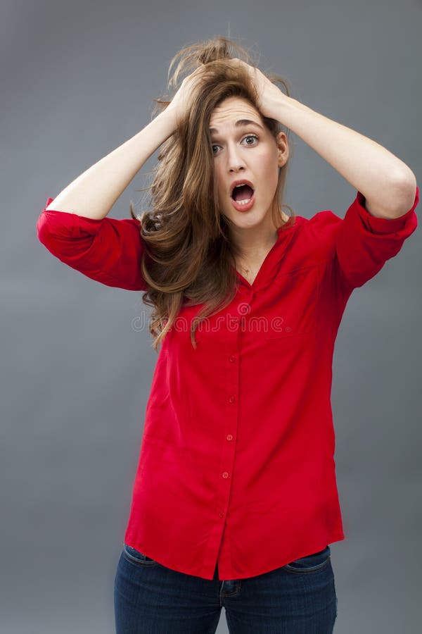 Ragazza pazza 20s che esprime malinteso fotografie stock libere da diritti Ragazza pazza 20s che esprime malinteso fotografie stock libere da diritti