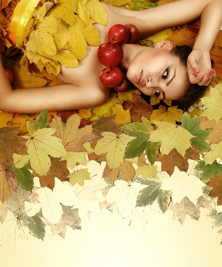 Ragazza perfetta di bellezza di autunno fotografia stock Ragazza perfetta di bellezza di autunno fotografia stock