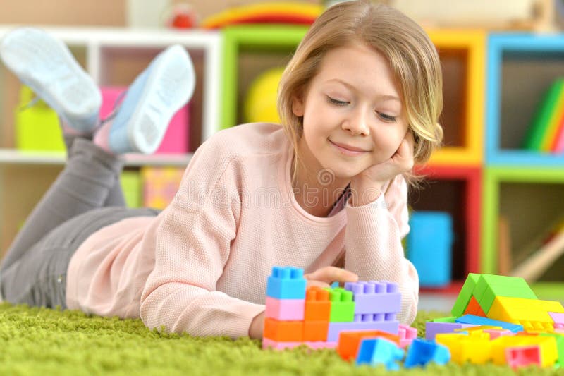 Ragazza rara che gioca con blocchi di plastica colorati fotografia stock libera da diritti