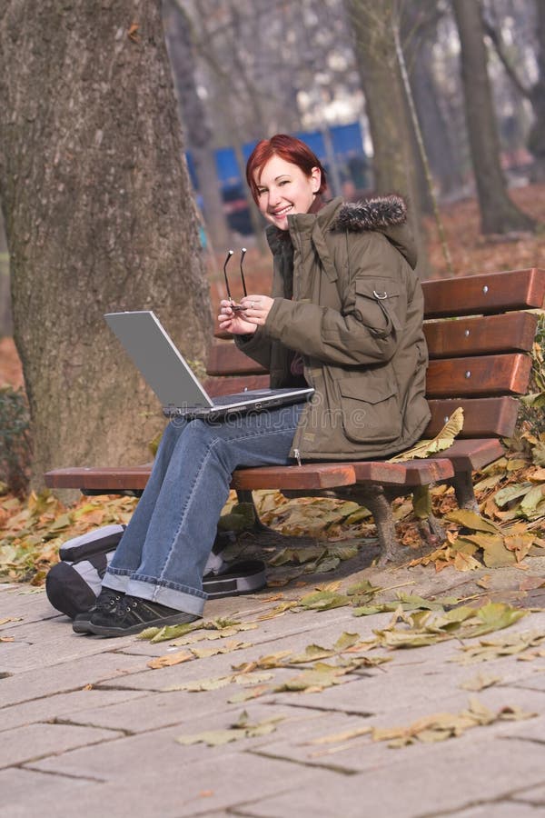 Ragazza redheaded sorridente immagini stock libere da diritti Ragazza redheaded sorridente immagini stock libere da diritti