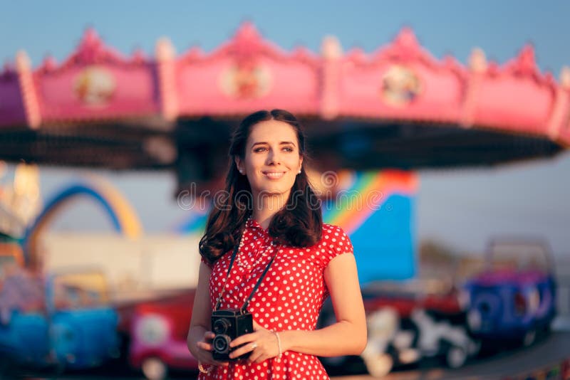 Ragazza in retro attrezzatura con la macchina fotografica d'annata al carnevale giusto fotografia stock libera da diritti Ragazza in retro attrezzatura con la macchina fotografica d'annata al carnevale giusto fotografia stock libera da diritti