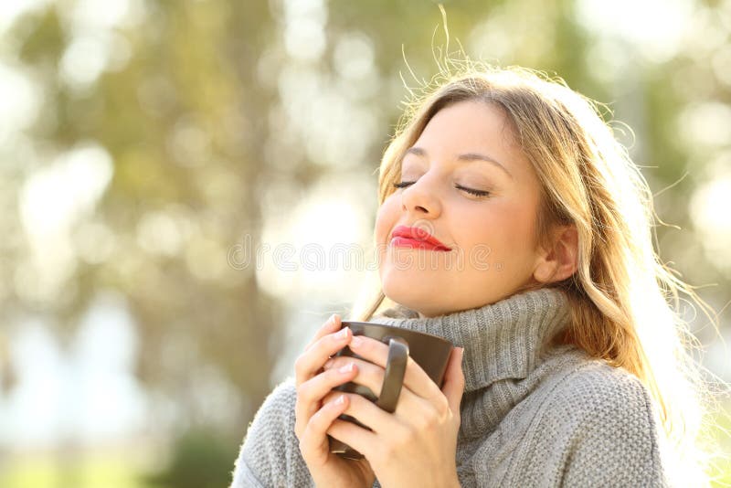 Ragazza rilassata che respira all'aperto nell'inverno fotografia stock Ragazza rilassata che respira all'aperto nell'inverno fotografia stock