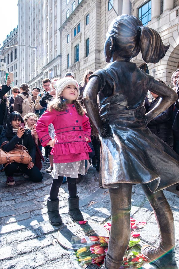 Ragazza senza paura è una scultura di bronzo a new york city fotografie stock