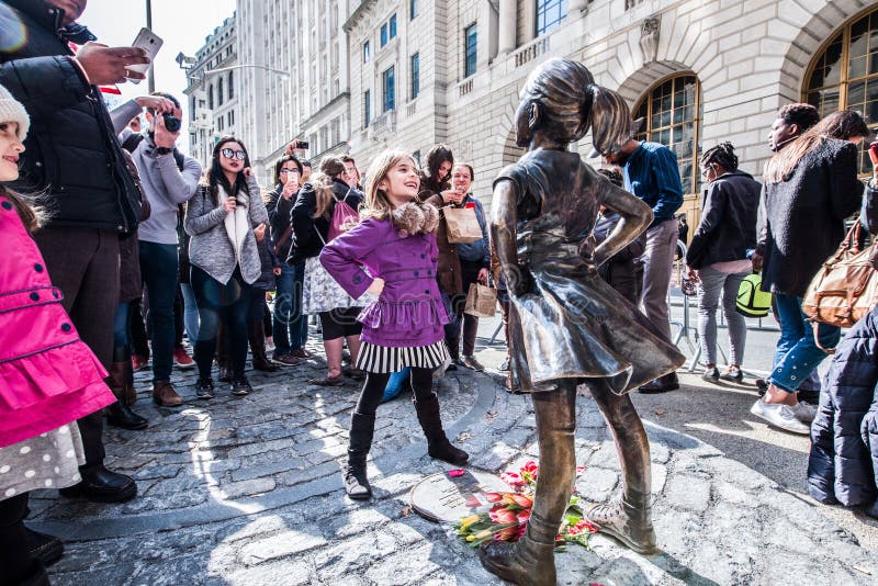 Ragazza senza paura è una scultura di bronzo a new york city fotografie stock