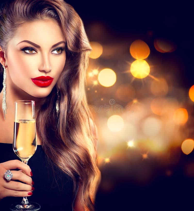 Ragazza sexy con vetro di champagne immagini stock libere da diritti Ragazza sexy con vetro di champagne immagini stock libere da diritti
