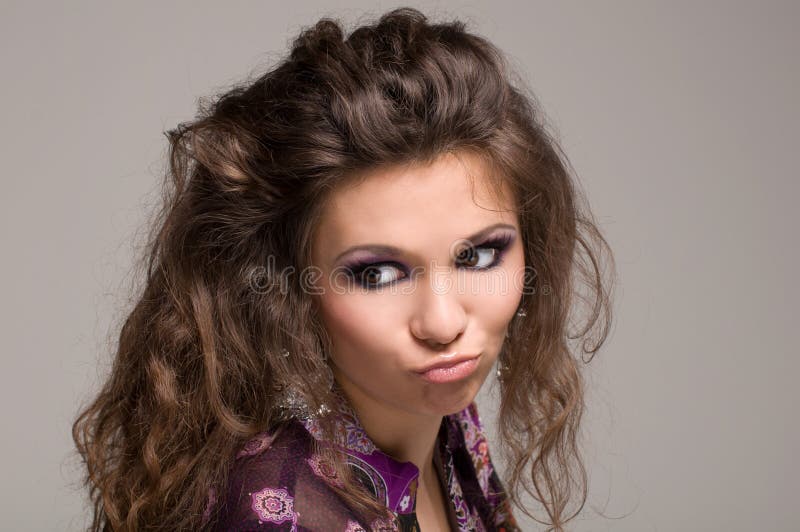 Ragazza sexy del brunette con capelli lunghi ondulati immagini stock Ragazza sexy del brunette con capelli lunghi ondulati immagini stock