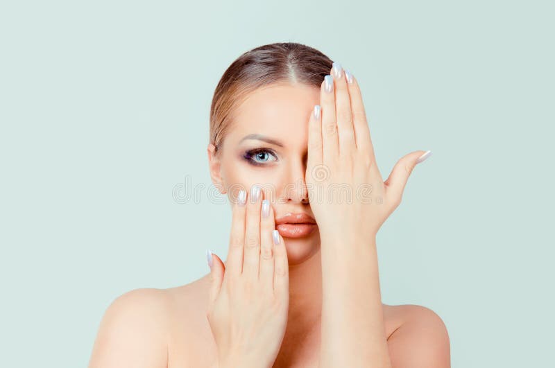 Ragazza sexy di bellezza che mostra trucco completo, labbra rosa naturali, chiodi beige fotografia stock libera da diritti Ragazza sexy di bellezza che mostra trucco completo, labbra rosa naturali, chiodi beige fotografia stock libera da diritti