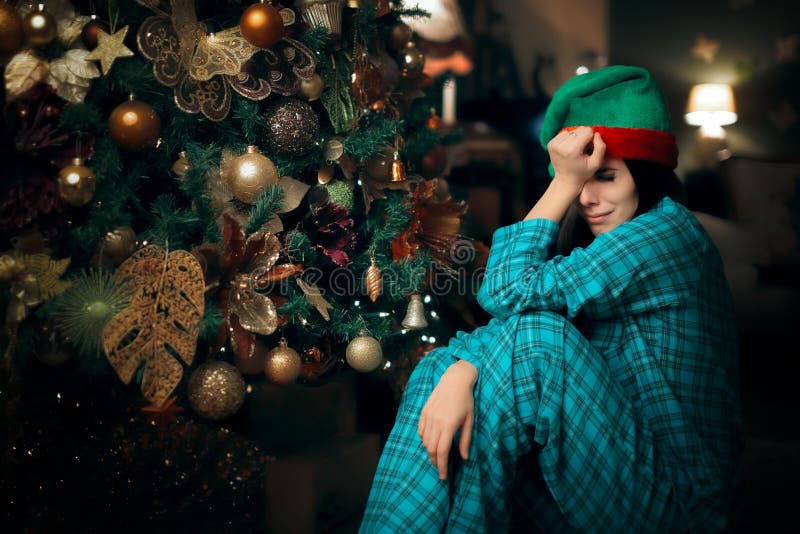 Ragazza sola di ribaltamento triste che grida accanto al suo albero di Natale fotografia stock Ragazza sola di ribaltamento triste che grida accanto al suo albero di Natale fotografia stock