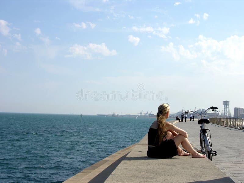 Ragazza sola sulla linea costiera immagini stock Ragazza sola sulla linea costiera immagini stock