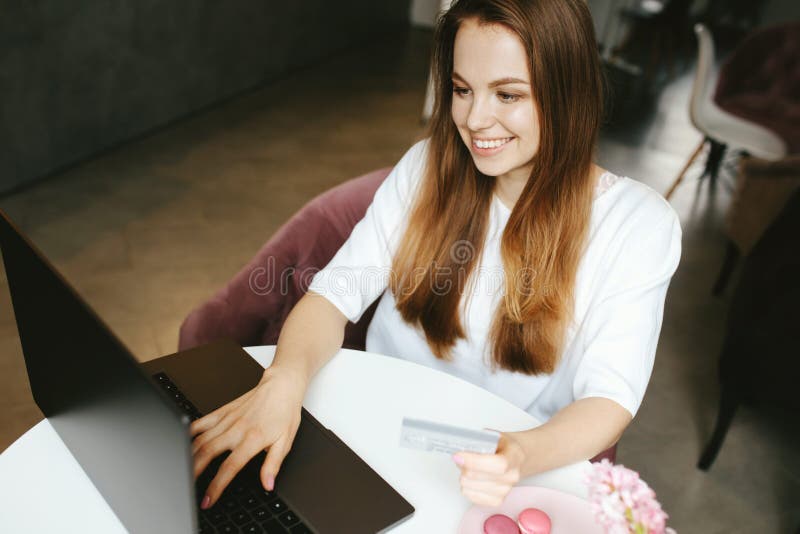 Ragazza sorridente che scrive sulla tastiera del computer portatile fotografie stock Ragazza sorridente che scrive sulla tastiera del computer portatile fotografie stock