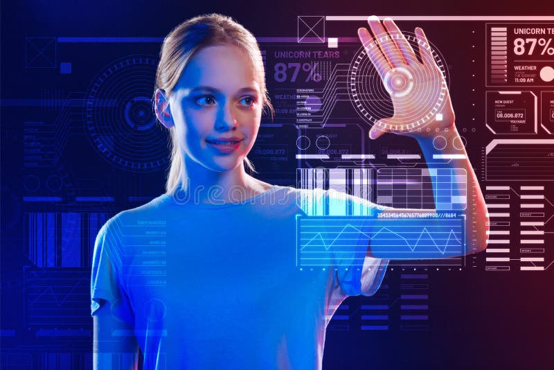 Ragazza sorridente che tocca lo schermo mentre per mezzo di nuovo sistema di sicurezza fotografie stock Ragazza sorridente che tocca lo schermo mentre per mezzo di nuovo sistema di sicurezza fotografie stock