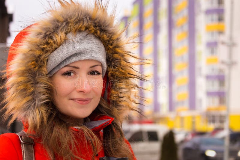 Ragazza Sorridente Con Una Giacca Calda Con Un Cappuccio Di Pelliccia Per  Strada. Moda Invernale. Donna Felice Con La Giacca Aranc Fotografia Stock -  Immagine di ragazza, natale: 239900884