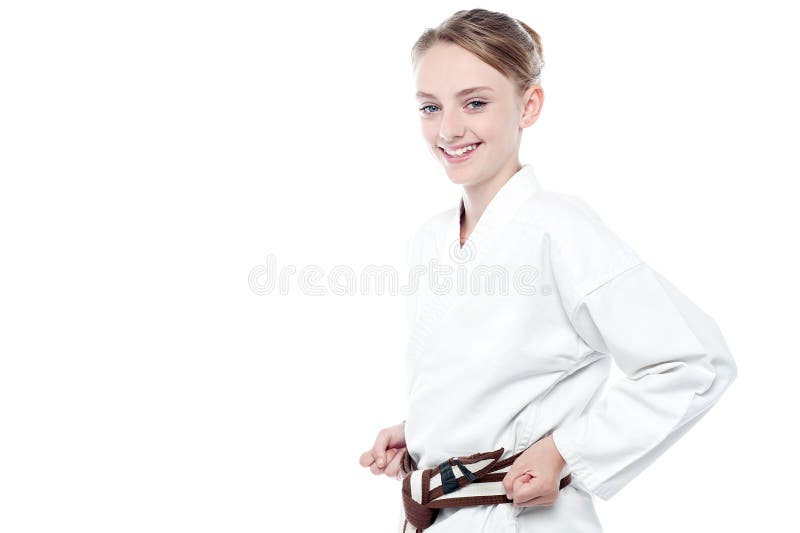 Ragazza sorridente di karatè isolata sopra bianco fotografie stock Ragazza sorridente di karatè isolata sopra bianco fotografie stock