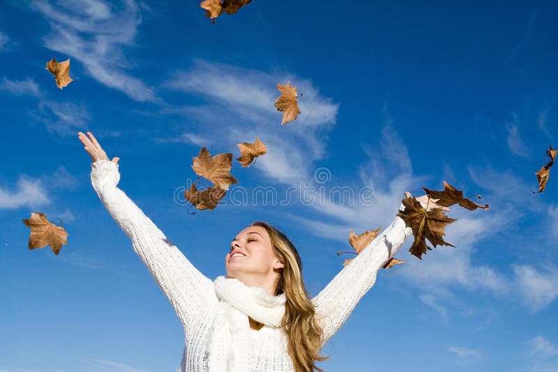 ragazza sorridente felice di autunno immagine stock libera da diritti ragazza sorridente felice di autunno immagine stock libera da diritti