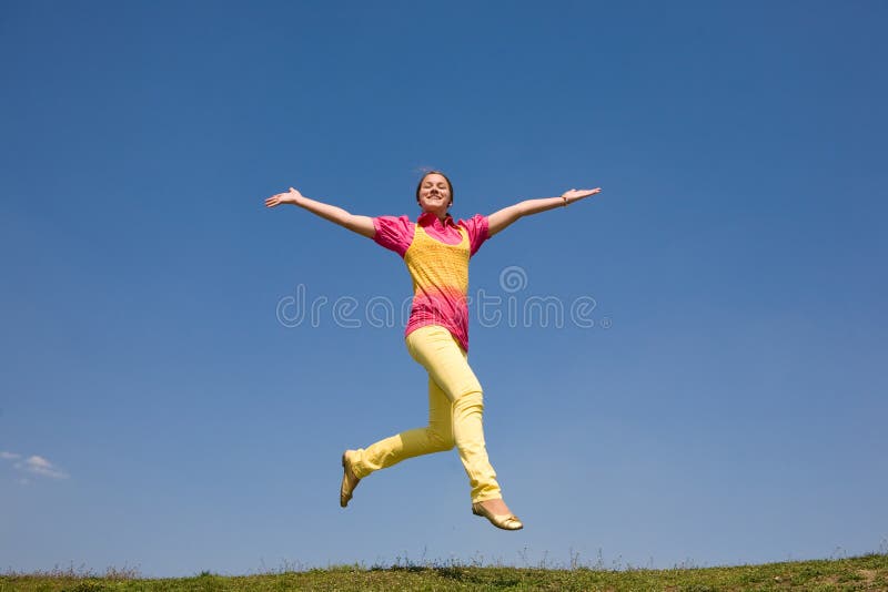 Ragazza sorridente felice - saltando fotografia stock Ragazza sorridente felice - saltando fotografia stock