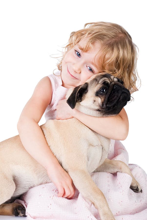 Ragazza sorridente sveglia con il cane bello isolato immagini stock Ragazza sorridente sveglia con il cane bello isolato immagini stock