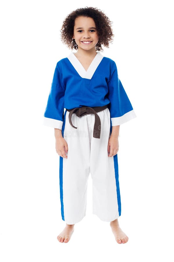 Ragazza sorridente in uniforme di karatè immagini stock
