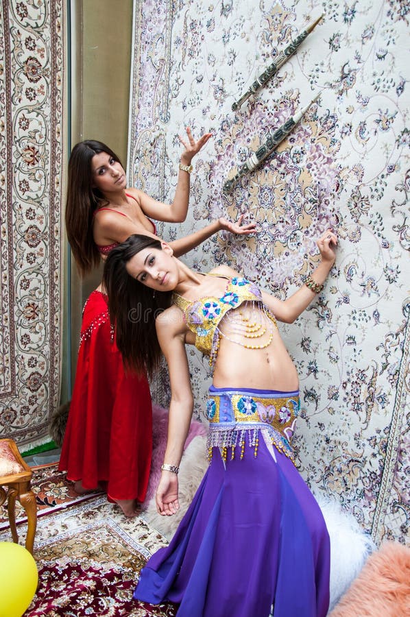 Ragazza su fondo di stile dell'arabo del tappeto immagini stock Ragazza su fondo di stile dell'arabo del tappeto immagini stock