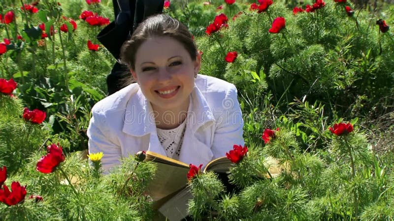 Ragazza su un bello campo