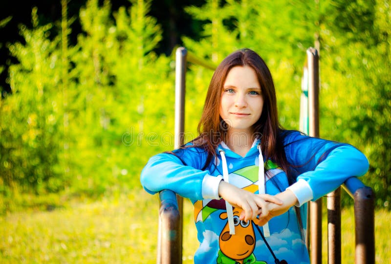 Ragazza sui precedenti della foresta verde immagine stock libera da diritti Ragazza sui precedenti della foresta verde immagine stock libera da diritti