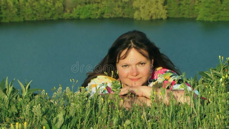 Ragazza sul lago