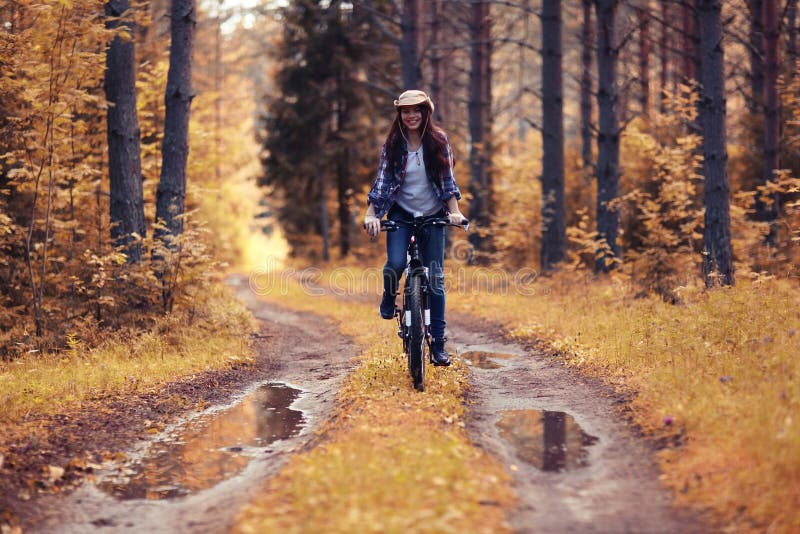Ragazza sulla bici alla foresta fotografie stock libere da diritti Ragazza sulla bici alla foresta fotografie stock libere da diritti