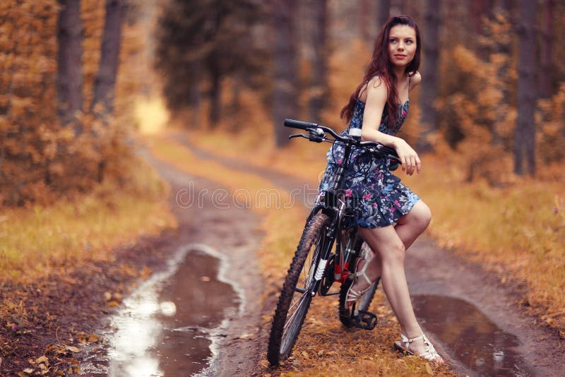 Ragazza sulla bici alla foresta fotografia stock libera da diritti Ragazza sulla bici alla foresta fotografia stock libera da diritti
