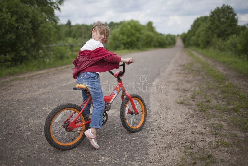 foto donna con vento in biciclettata