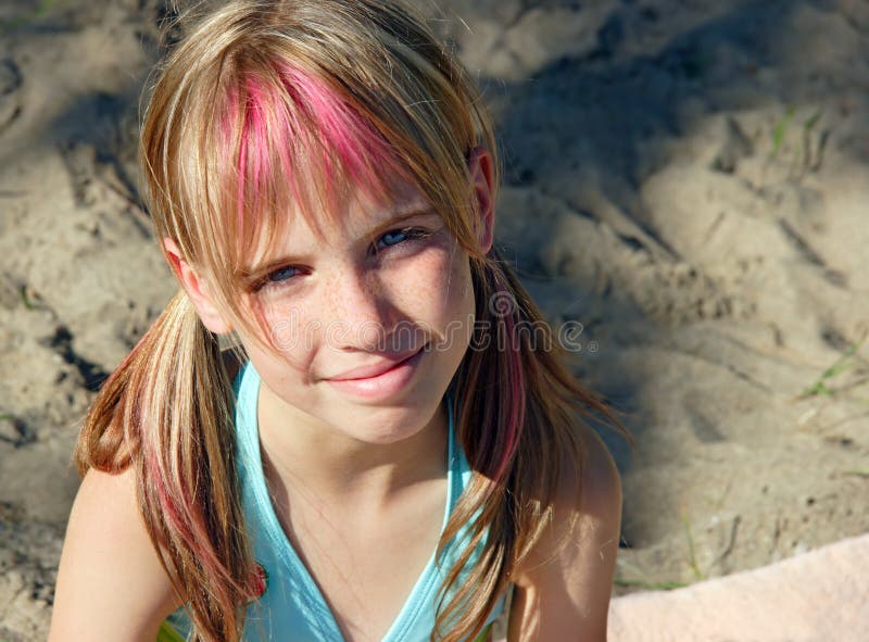 Ragazza sulla spiaggia fotografia stock libera da diritti