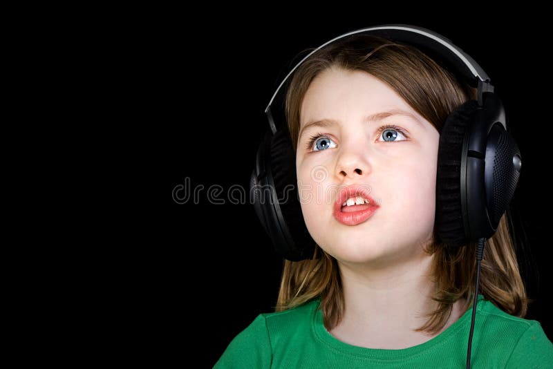 Ragazza Sveglia Che Canta Con Le Cuffie Fotografia Stock Immagine di