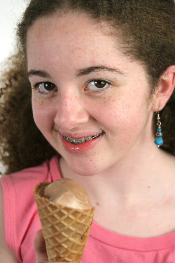 Ragazza teenager con il cono di gelato fotografia stock Ragazza teenager con il cono di gelato fotografia stock