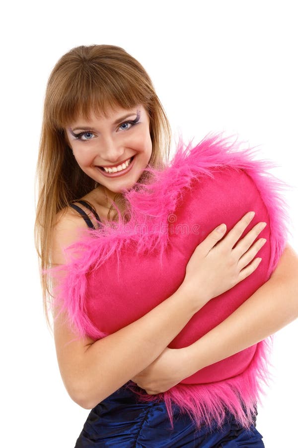 Ragazza teenager con il cuore di rosa del biglietto di S. Valentino