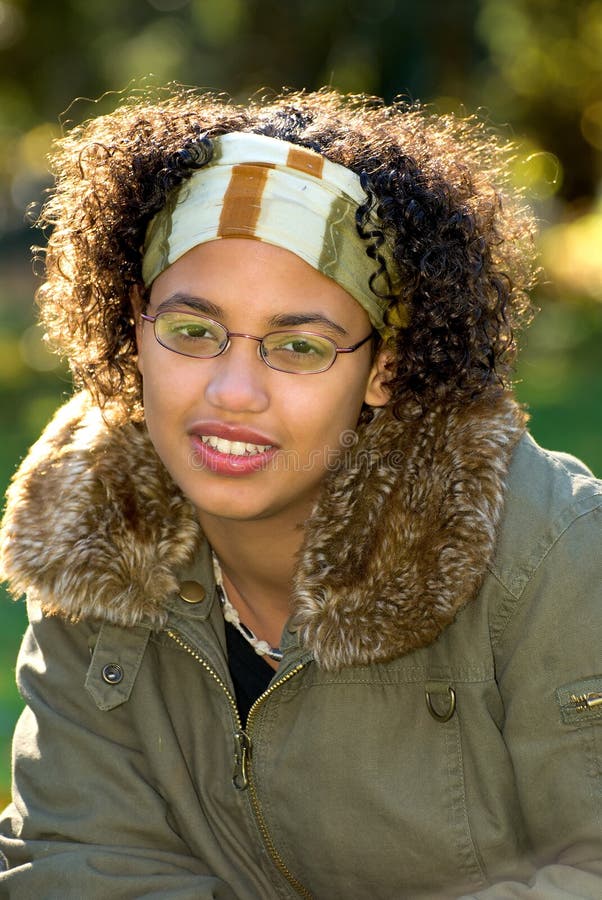 Ragazza teenager dell'afroamericano fotografie stock libere da diritti Ragazza teenager dell'afroamericano fotografie stock libere da diritti