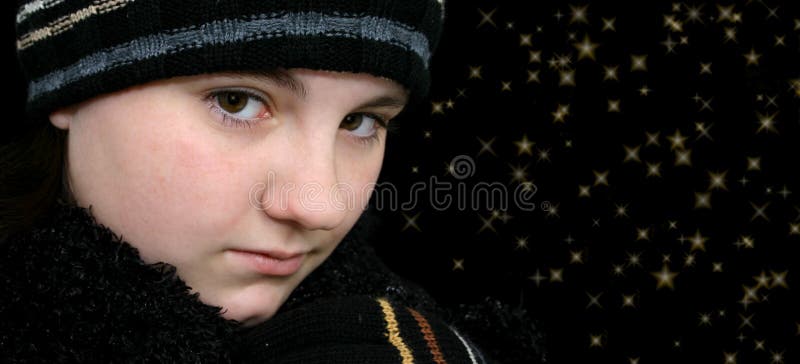 Ragazza teenager di inverno con le stelle nei suoi occhi immagine stock Ragazza teenager di inverno con le stelle nei suoi occhi immagine stock