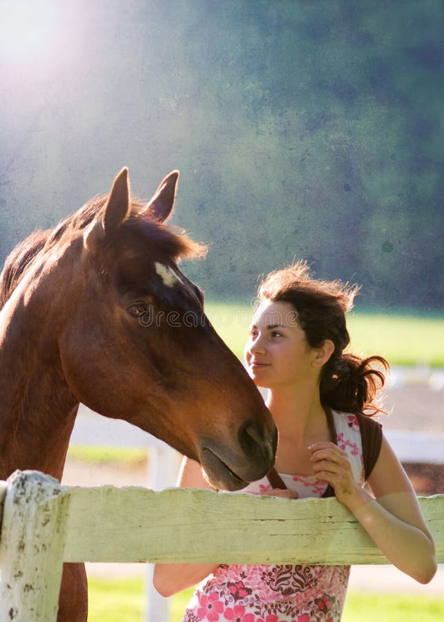Ragazza teenager ed il suo cavallo immagine stock libera da diritti Ragazza teenager ed il suo cavallo immagine stock libera da diritti