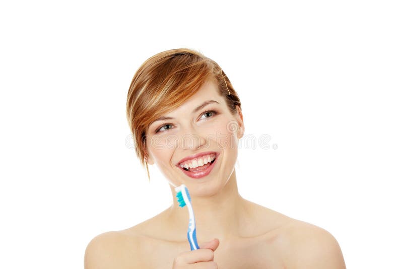 Ragazza teenager felice che canta al toothbrush