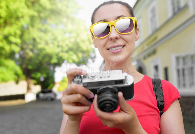Ragazza turistica che usando macchina fotografica immagine stock Ragazza turistica che usando macchina fotografica immagine stock