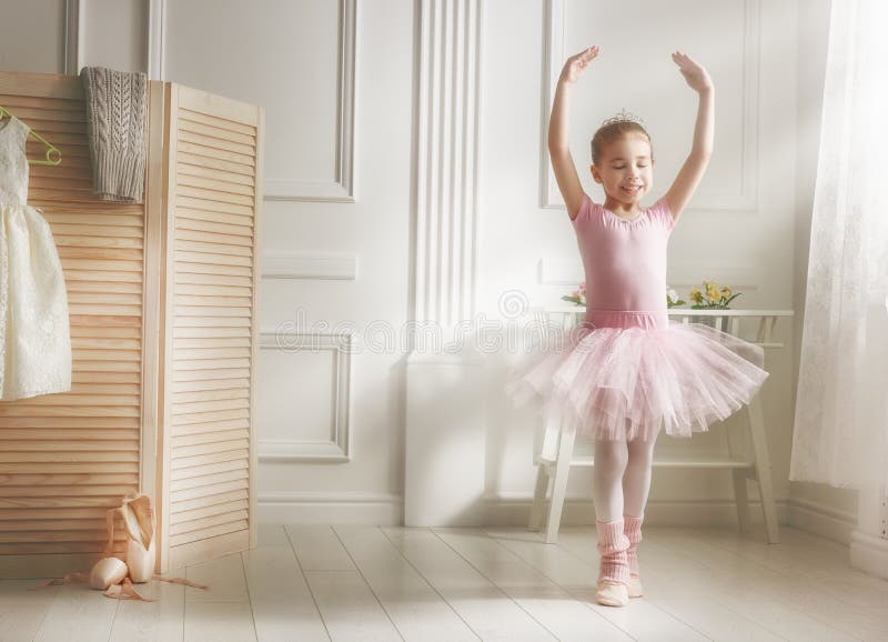 Ballerina. bambina sveglia che posa e che balla nello studio. la ragazza  studia balletto.