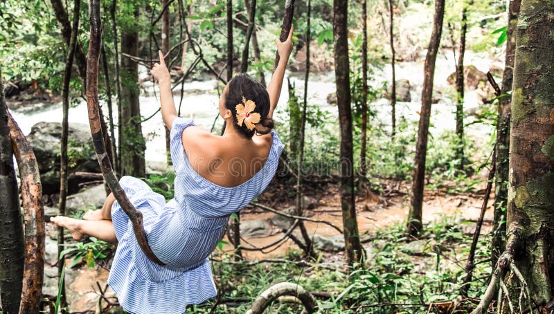 Ragazza in un vestito nella foresta pluviale immagine stock Ragazza in un vestito nella foresta pluviale immagine stock