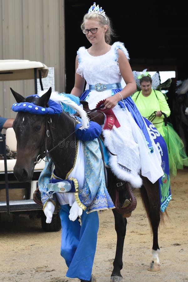 Ragazza vestita come principessa Riding un cavallo immagine stock Ragazza vestita come principessa Riding un cavallo immagine stock