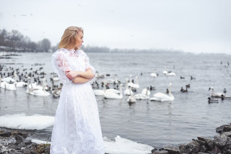 ragazza vestita d'annata su un fiume d'inverno fotografia stock libera da diritti ragazza vestita d'annata su un fiume d'inverno fotografia stock libera da diritti