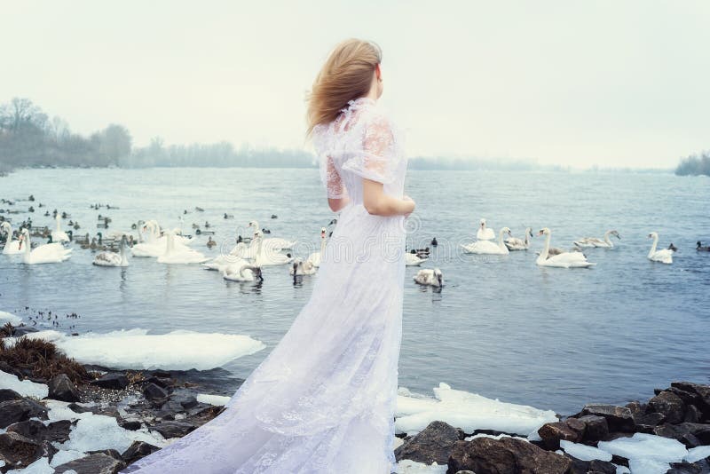 ragazza vestita d'annata su un fiume d'inverno fotografia stock ragazza vestita d'annata su un fiume d'inverno fotografia stock